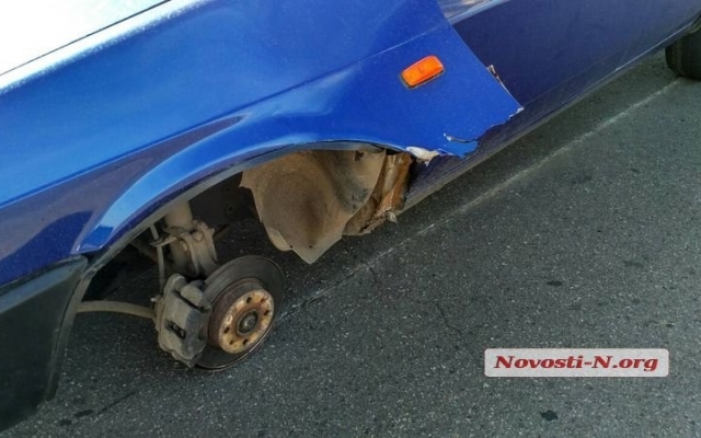 На Ингульском мосту у автомобиля отвалилось колесо, ударилось в иномарку и улетело в реку Фото № 5 На Ингульском мосту у автомобиля отвалилось колесо, ударилось в иномарку и улетело в реку Фото № 5