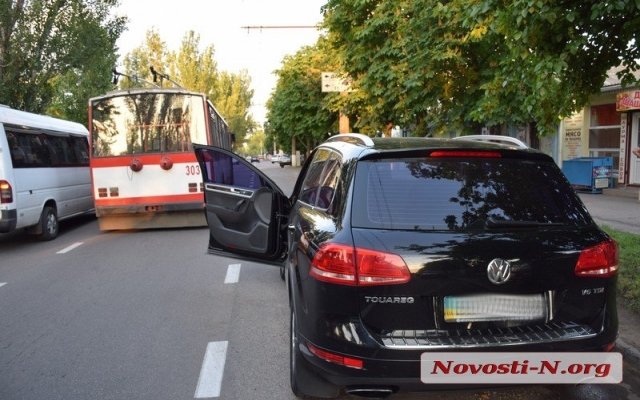 На Центральном проспекте водитель припаркованного кроссовера открыл дверь и в этот момент промчался троллейбус Фото № 6 На Центральном проспекте водитель припаркованного кроссовера открыл дверь и в этот момент промчался троллейбус Фото № 6