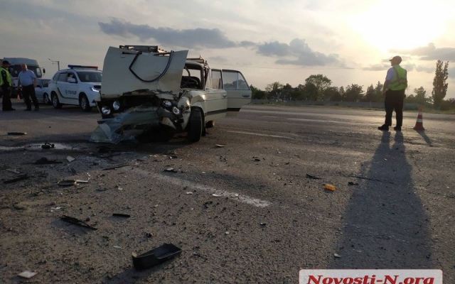 На трассе под Николаевом произошла жуткая авария, есть серьезно пострадавшие Фото № 9 На трассе под Николаевом произошла жуткая авария, есть серьезно пострадавшие Фото № 9