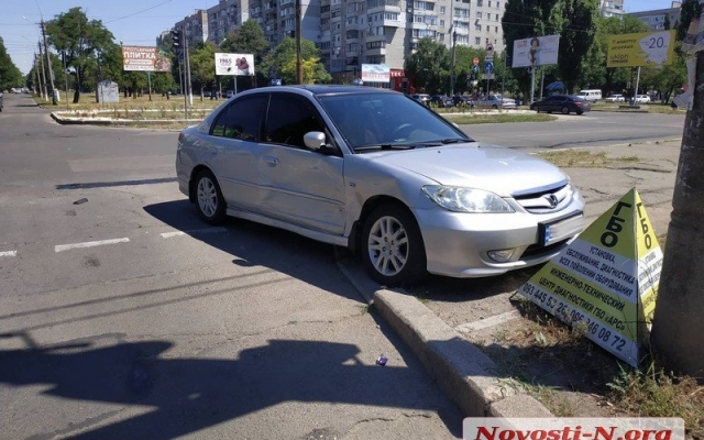 На Чкалова водитель Volkswagen Caddy протаранил Honda и скрылся с места происшествия Фото № 2 На Чкалова водитель Volkswagen Caddy протаранил Honda и скрылся с места происшествия Фото № 2