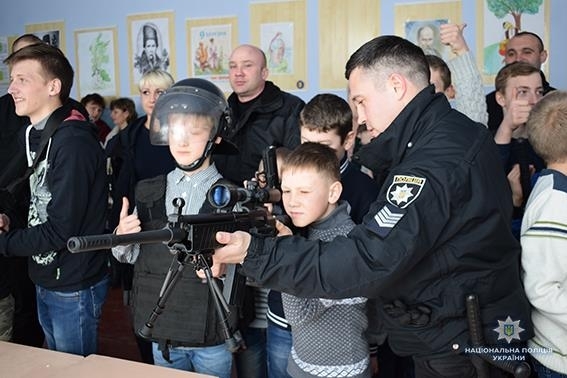 Ученики Веснянской школы провели один день с полицейскими и познакомились с их работой Фото № 1 Ученики Веснянской школы провели один день с полицейскими и познакомились с их работой Фото № 1