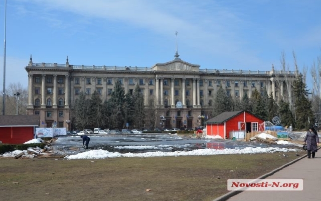 На Соборной площадки демонтируют каток Фото № 2 На Соборной площадки демонтируют каток Фото № 2