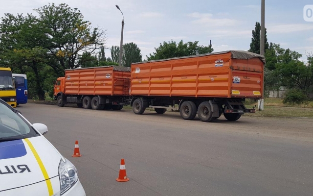 Авария при въезде в Николаев: мотоцикл «влетел» в припаркованный «КамАЗ», есть пострадавшие Фото № 1 Авария при въезде в Николаев: мотоцикл «влетел» в припаркованный «КамАЗ», есть пострадавшие Фото № 1