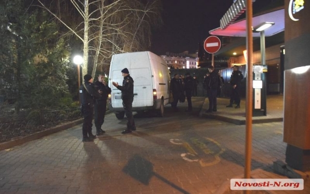 В Николаеве на Адмирала Макарова устроили стрельбу из-за очереди в McDonalds, есть пострадавшие Фото № 2 В Николаеве на Адмирала Макарова устроили стрельбу из-за очереди в McDonalds, есть пострадавшие Фото № 2