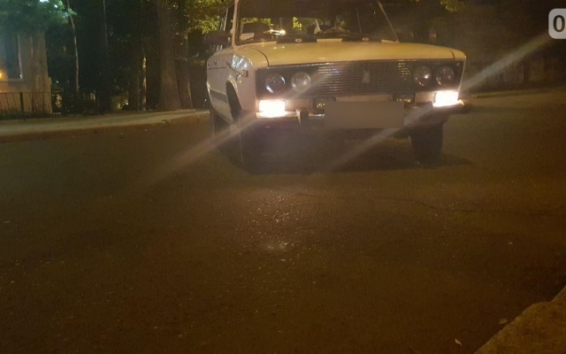 Автомобиль ударился в бордюр и перекрыл движение транспорту Фото № 2 Автомобиль ударился в бордюр и перекрыл движение транспорту Фото № 2