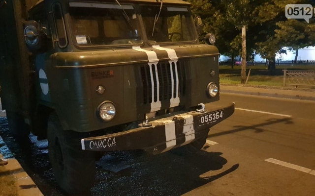 Более суток на Центральном проспекте стоит без опознавательных знаков военный автомобиль Фото № 0 Более суток на Центральном проспекте стоит без опознавательных знаков военный автомобиль Фото № 0