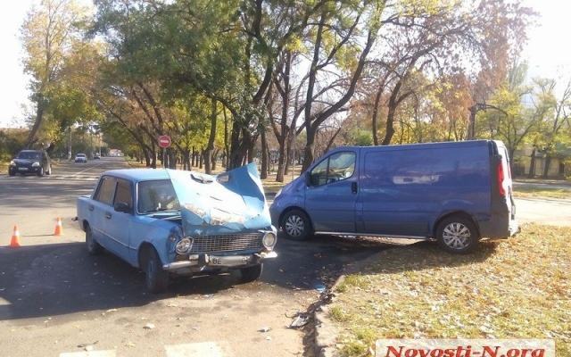 На Чкалова водитель микроавтобуса поспешил и не пропустил автомобиль Фото № 1 На Чкалова водитель микроавтобуса поспешил и не пропустил автомобиль Фото № 1