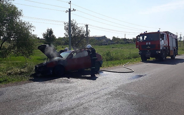 В Очаковском районе загорелся автомобиль, припаркованный на обочине дороги Фото № 4 В Очаковском районе загорелся автомобиль, припаркованный на обочине дороги Фото № 4
