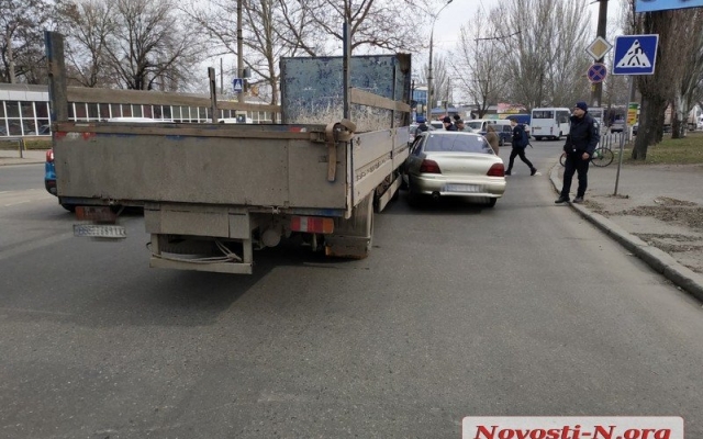 Возле рынка «Колос» столкнулись автомобиль Daewoo и грузовик MAN Фото № 3 Возле рынка «Колос» столкнулись автомобиль Daewoo и грузовик MAN Фото № 3