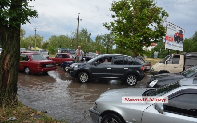 В Варваровке автомобильный затор — из-за огромной лужи нельзя выехать на мост Фото № 0 В Варваровке автомобильный затор — из-за огромной лужи нельзя выехать на мост Фото № 0