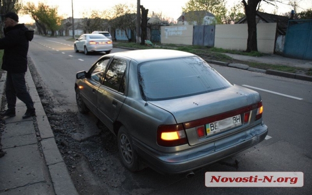 На Центральном проспекте из-за ямы столкнулись два автомобиля Фото № 2 На Центральном проспекте из-за ямы столкнулись два автомобиля Фото № 2