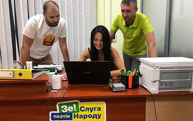 По предварительным данным на парламентских выборах практически на всех участках побеждают кандидаты партии «Слуга народа» Фото № 0 По предварительным данным на парламентских выборах практически на всех участках побеждают кандидаты партии «Слуга народа» Фото № 0