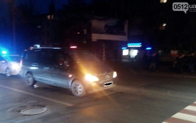 На пешеходном переходе в Николаеве автомобиль На пешеходном переходе в Николаеве автомобиль