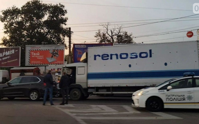 На Пушкинском кольце фура врезалась в автомобиль Фото № 2 На Пушкинском кольце фура врезалась в автомобиль Фото № 2