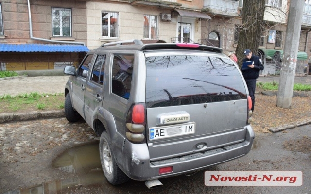 На Декабристов в парковочном кармане столкнулись два автомобиля Фото № 0 На Декабристов в парковочном кармане столкнулись два автомобиля Фото № 0