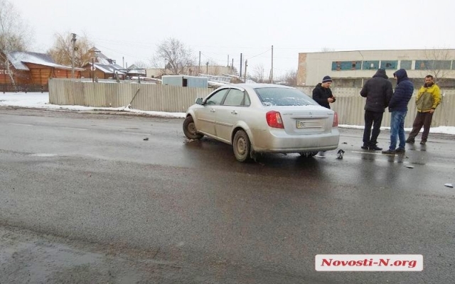 В результате столкновения один из участников аварии врезался в огромный пень Фото № 2 В результате столкновения один из участников аварии врезался в огромный пень Фото № 2
