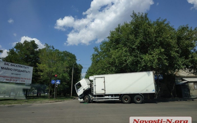 На углу улиц Садовая и Чигрина сломался грузовик, затруднено движение транспорта Фото № 0 На углу улиц Садовая и Чигрина сломался грузовик, затруднено движение транспорта Фото № 0