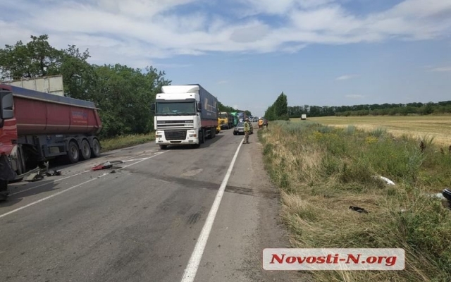 На объездной дороге жуткая авария: автомобиль врезался в зерновоз, пострадали три человека Фото № 11 На объездной дороге жуткая авария: автомобиль врезался в зерновоз, пострадали три человека Фото № 11