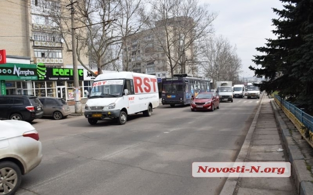 На Центральном проспекте заглохла маршрутка, и образовался большой затор Фото № 0 На Центральном проспекте заглохла маршрутка, и образовался большой затор Фото № 0