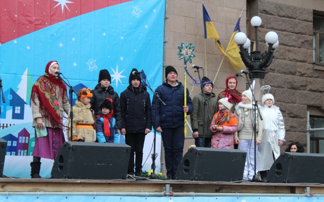 В Николаеве колядками, щедривками и шутками завершили праздничный фестиваль зимних развлечений Фото № 7 В Николаеве колядками, щедривками и шутками завершили праздничный фестиваль зимних развлечений Фото № 7