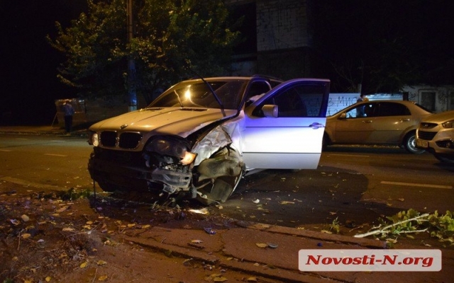 На Центральном проспекте пьяный водитель на автомобиле с еврономерами на большой скорости врезался в иномарку Фото № 1 На Центральном проспекте пьяный водитель на автомобиле с еврономерами на большой скорости врезался в иномарку Фото № 1
