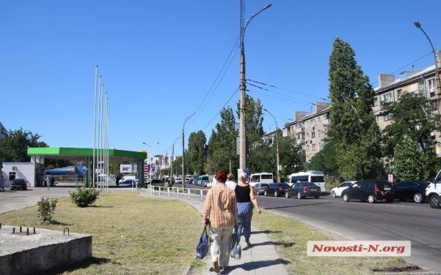 На Генерала Карпенко столкнулись две иномарки: троллейбус попытался их объехать, но не вышло - образовалась большая автопробка Фото № 8 На Генерала Карпенко столкнулись две иномарки: троллейбус попытался их объехать, но не вышло - образовалась большая автопробка Фото № 8
