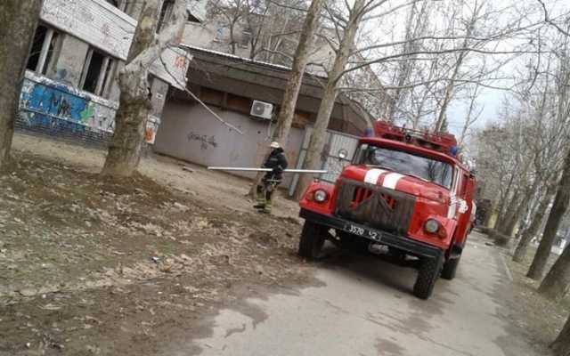 Жители Николаева жалуются на заброшенное здание, где бездомные регулярно устраивают пожары Фото № 0 Жители Николаева жалуются на заброшенное здание, где бездомные регулярно устраивают пожары Фото № 0