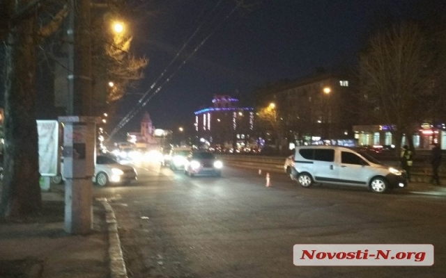 Очередная авария на Центральном проспекте спровоцировала большую автомобильную пробку Фото № 2 Очередная авария на Центральном проспекте спровоцировала большую автомобильную пробку Фото № 2
