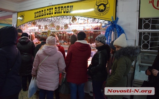 Новогодний бум: на рынках Николаева огромные очереди за колбасой, курицей и корейскими солениями Фото № 3 Новогодний бум: на рынках Николаева огромные очереди за колбасой, курицей и корейскими солениями Фото № 3