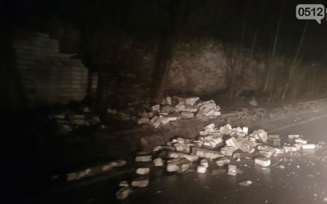 Водители будьте внимательны: возле судостроительного завода обрушилось забор, кирпичи разбросаны на проезжей части Фото № 1 Водители будьте внимательны: возле судостроительного завода обрушилось забор, кирпичи разбросаны на проезжей части Фото № 1