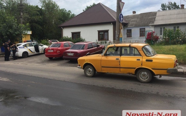 На Чигрина пьяный водитель выехал за пределы проезжей части и снес дорожный знак Фото № 5 На Чигрина пьяный водитель выехал за пределы проезжей части и снес дорожный знак Фото № 5