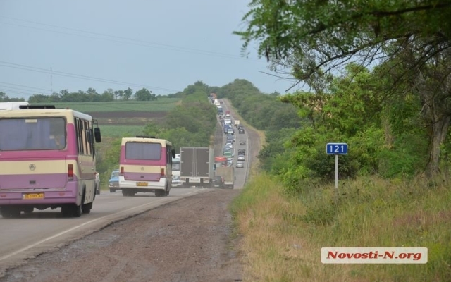 На трассе «Одесса-Николаев» произошла авария с участие трех машин, образовалась большая автомобильная пробка Фото № 3 На трассе «Одесса-Николаев» произошла авария с участие трех машин, образовалась большая автомобильная пробка Фото № 3