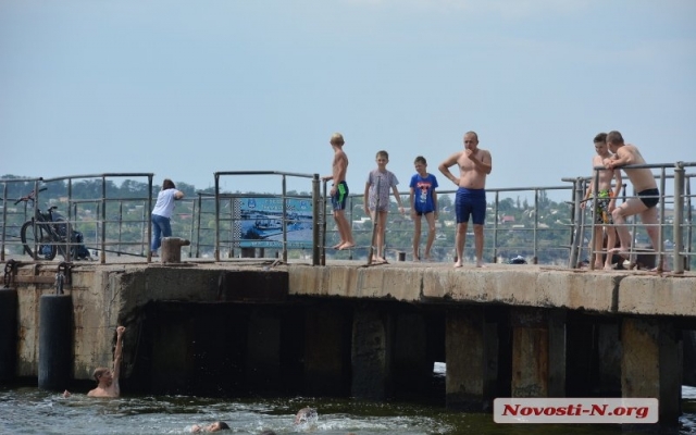 Несмотря на запрет николаевцы отдыхают и купаются на пляжах города Фото № 22 Несмотря на запрет николаевцы отдыхают и купаются на пляжах города Фото № 22