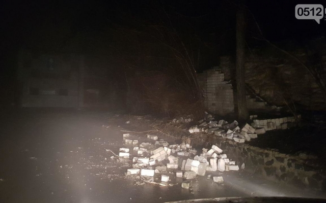 Водители будьте внимательны: возле судостроительного завода обрушилось забор, кирпичи разбросаны на проезжей части Фото № 3 Водители будьте внимательны: возле судостроительного завода обрушилось забор, кирпичи разбросаны на проезжей части Фото № 3