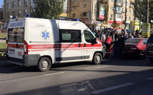 На Центральном проспекте водителю автомобиля стало плохо и он остановился посреди дороги Фото № 2 На Центральном проспекте водителю автомобиля стало плохо и он остановился посреди дороги Фото № 2