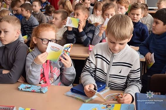 Ученики Веснянской школы провели один день с полицейскими и познакомились с их работой Фото № 8 Ученики Веснянской школы провели один день с полицейскими и познакомились с их работой Фото № 8