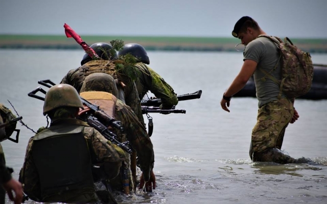 Молодые морпехи вместе с генерал-майором преодолели более восьми километров физических и психологических испытаний Фото № 18 Молодые морпехи вместе с генерал-майором преодолели более восьми километров физических и психологических испытаний Фото № 18
