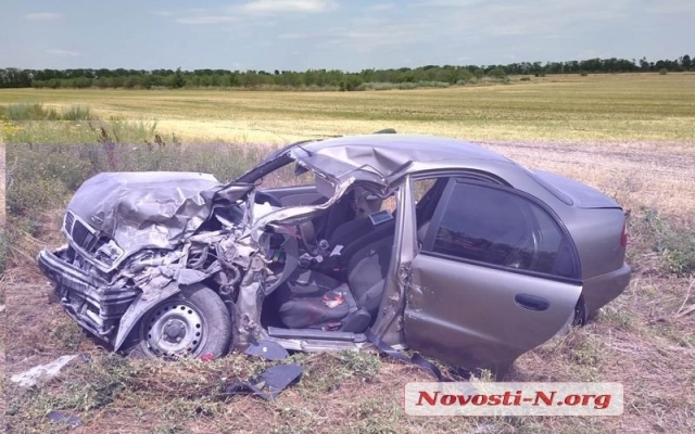 На объездной дороге жуткая авария: автомобиль врезался в зерновоз, пострадали три человека Фото № 0 На объездной дороге жуткая авария: автомобиль врезался в зерновоз, пострадали три человека Фото № 0