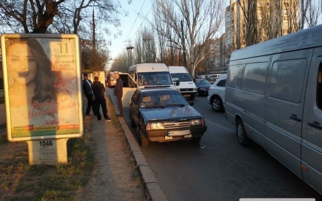 В центре Николаева столкнулись ВАЗ и маршрутка Фото № 6 В центре Николаева столкнулись ВАЗ и маршрутка Фото № 6