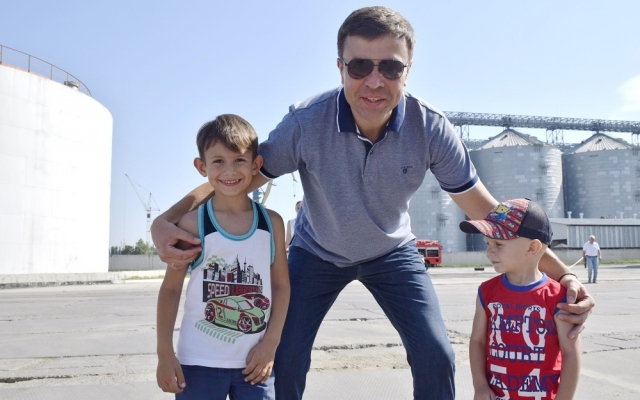 Семейный день на «НИКА-ТЕРЕ»: как портовики вместе с родными отправились в яркое путешествие морским портом Фото № 10 Семейный день на «НИКА-ТЕРЕ»: как портовики вместе с родными отправились в яркое путешествие морским портом Фото № 10