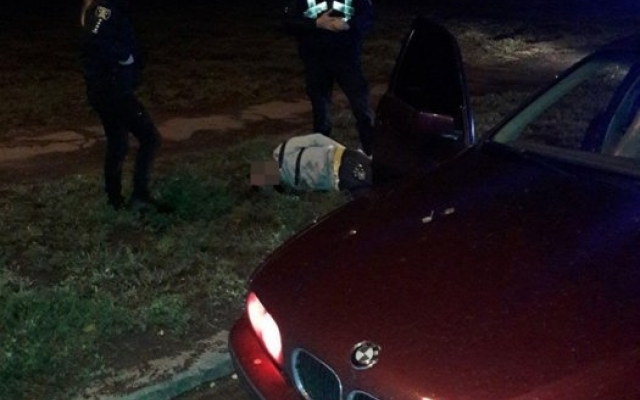 На площади Победы двое неизвестных ограбили мужчину Фото № 2 На площади Победы двое неизвестных ограбили мужчину Фото № 2