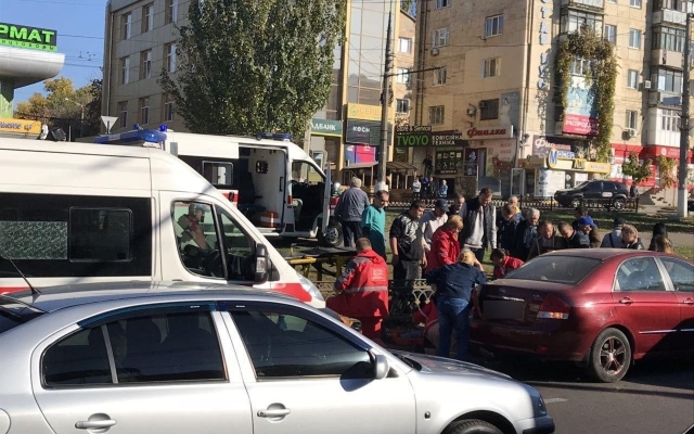 На Центральном проспекте водителю автомобиля стало плохо и он остановился посреди дороги Фото № 1 На Центральном проспекте водителю автомобиля стало плохо и он остановился посреди дороги Фото № 1