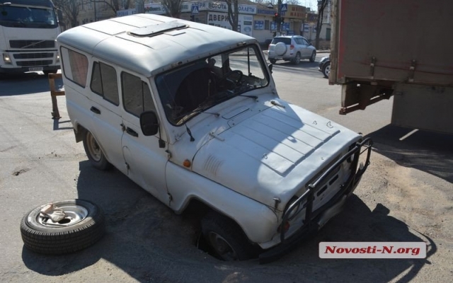 На Пушкинской автомобиль «УАЗ-3151» провалился в яму Фото № 5 На Пушкинской автомобиль «УАЗ-3151» провалился в яму Фото № 5