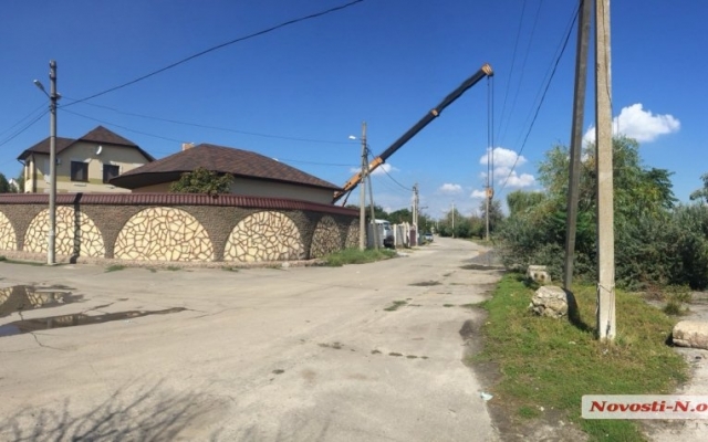 Смертельная трагедия в Варваровке: автокран повредил линию электропередач, от удара тока погиб рабочий Фото № 6 Смертельная трагедия в Варваровке: автокран повредил линию электропередач, от удара тока погиб рабочий Фото № 6