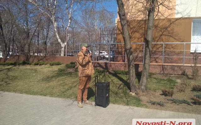Под николаевским судом проходит митинг против днепровского активиста Бильцана Фото № 1 Под николаевским судом проходит митинг против днепровского активиста Бильцана Фото № 1