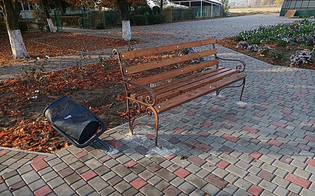 Вандалы повредили урны и цветы в парке поселка Галицыново Фото № 0 Вандалы повредили урны и цветы в парке поселка Галицыново Фото № 0