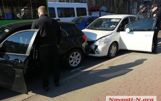 На Центральном проспекте столкнулись три автомобиля, образовалась большая пробка Фото № 4 На Центральном проспекте столкнулись три автомобиля, образовалась большая пробка Фото № 4