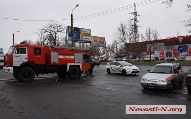 На Николаевском междугородном автовокзале полностью сгорел торговый киоск Фото № 8 На Николаевском междугородном автовокзале полностью сгорел торговый киоск Фото № 8