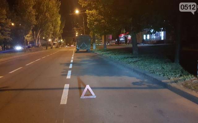 Более суток на Центральном проспекте стоит без опознавательных знаков военный автомобиль Фото № 1 Более суток на Центральном проспекте стоит без опознавательных знаков военный автомобиль Фото № 1