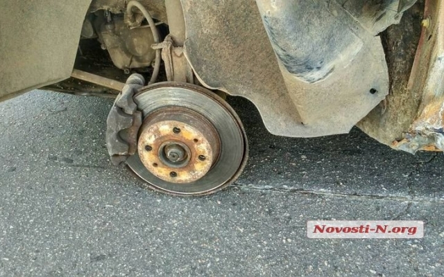 На Ингульском мосту у автомобиля отвалилось колесо, ударилось в иномарку и улетело в реку Фото № 4 На Ингульском мосту у автомобиля отвалилось колесо, ударилось в иномарку и улетело в реку Фото № 4